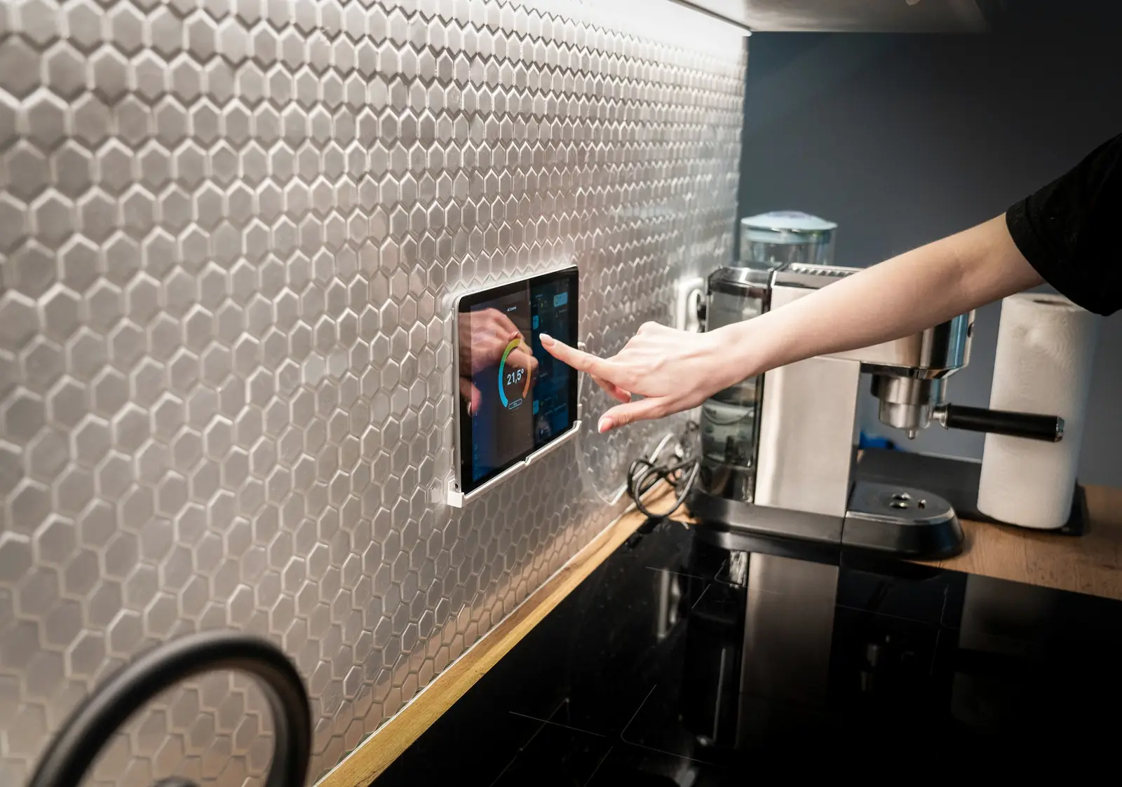 Écran de commande domotique mural dans une cuisine