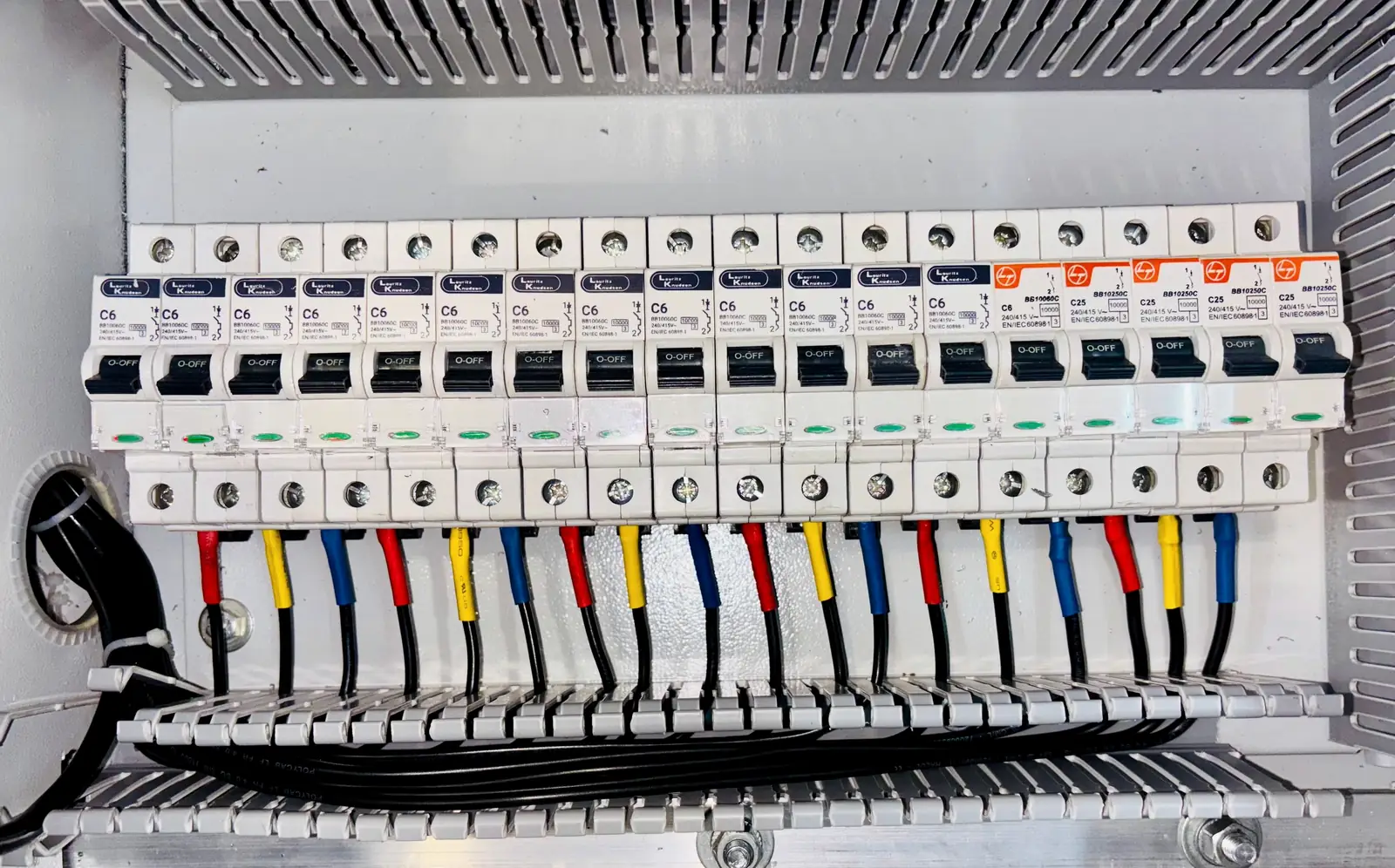 Disjoncteurs et câblage d'un tableau électrique