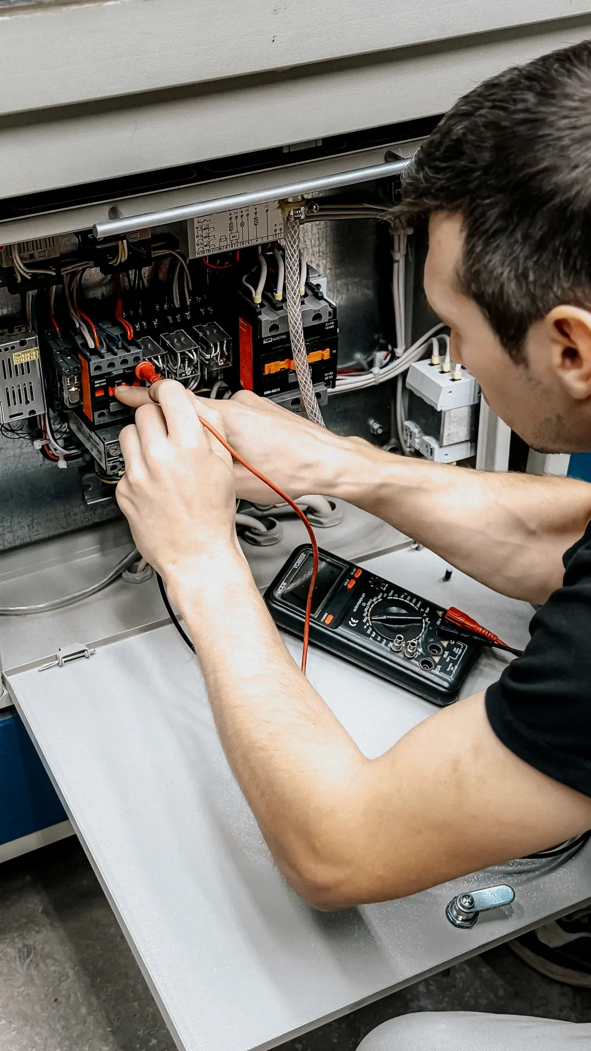 Mesure au multimètre sur un tableau électrique