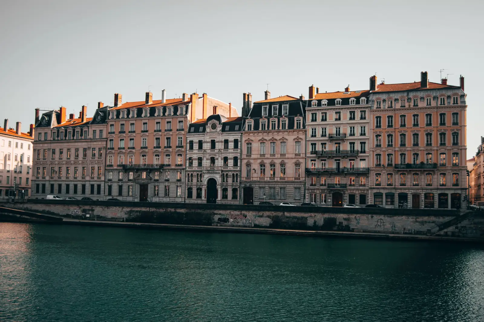 Immeubles lyonnais au bord de l'eau