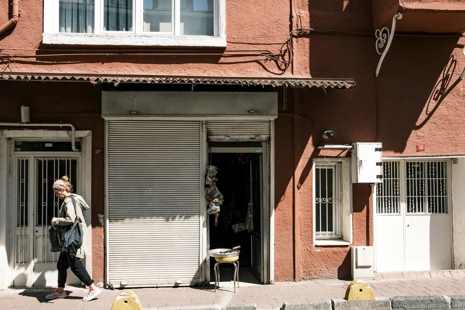 Commerce de quartier équipé d'un rideau métallique