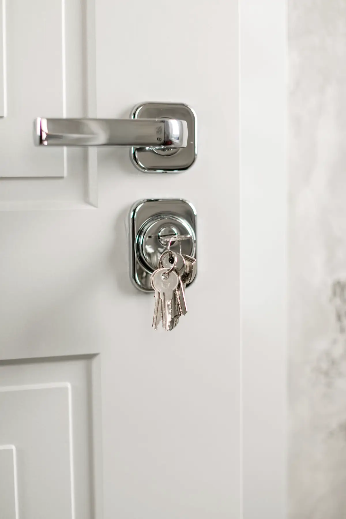 Clés dans la serrure d'une porte d'entrée