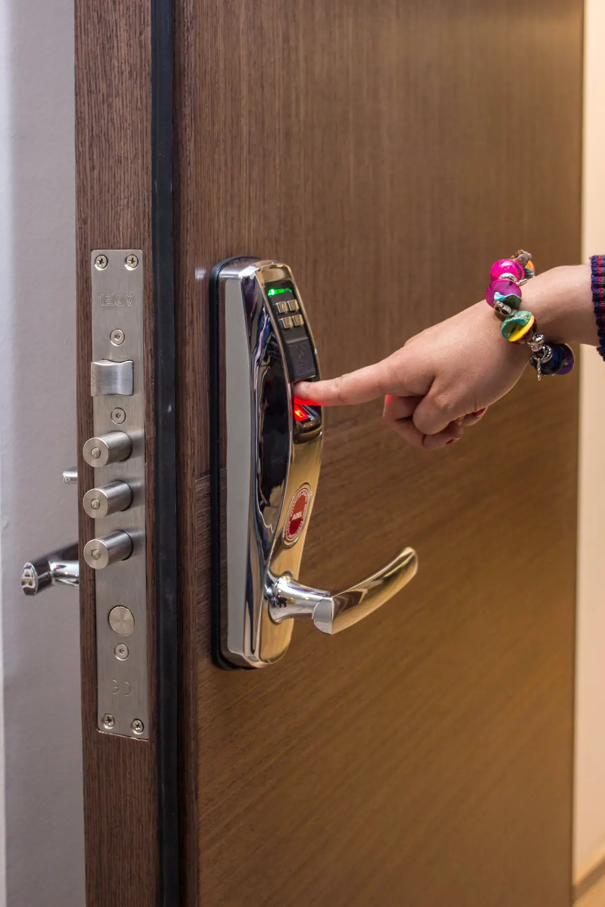 Serrure connectée à code sur une porte blindée